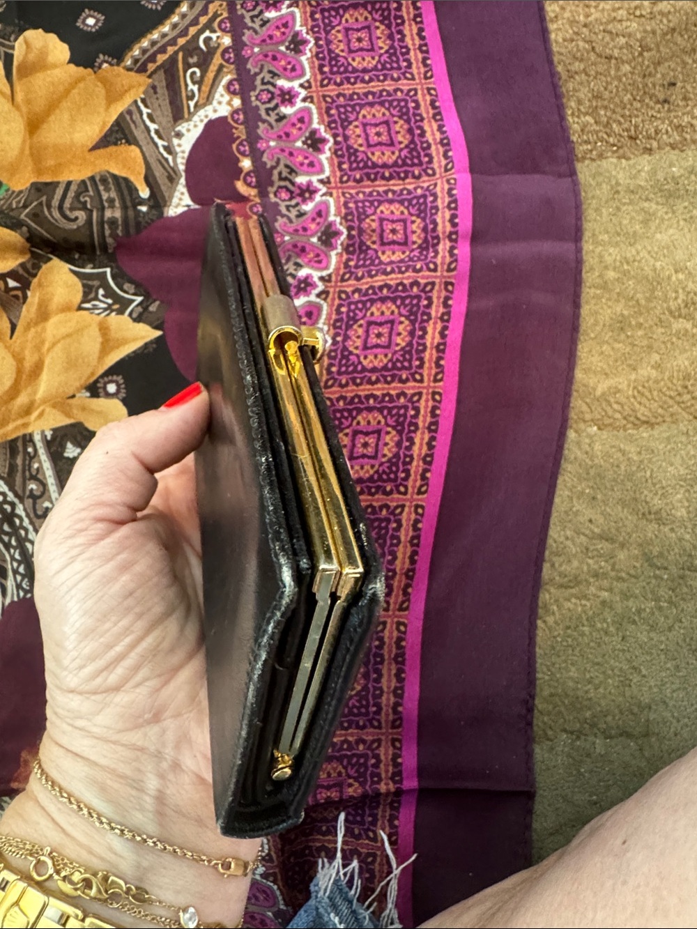 Vintage Gucci Black Leather Wallet with Gold horsebit Hardware - Picture 13 of 14